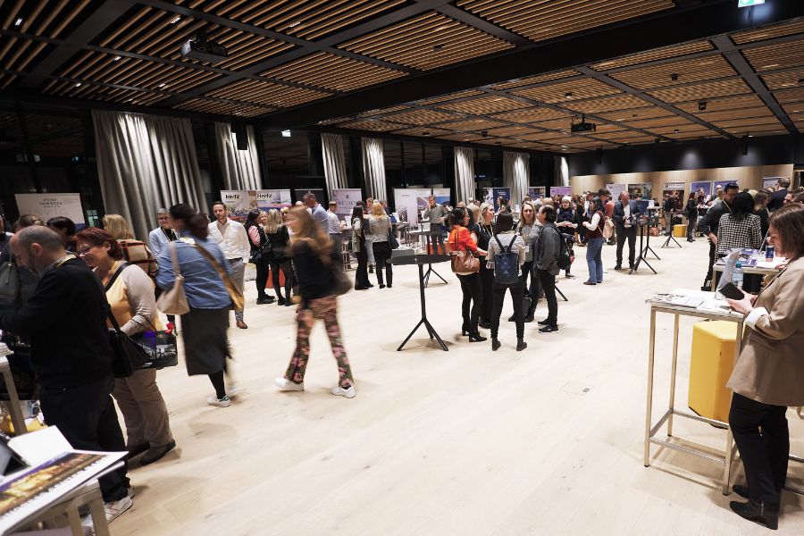 Messe mit Besucher*innen